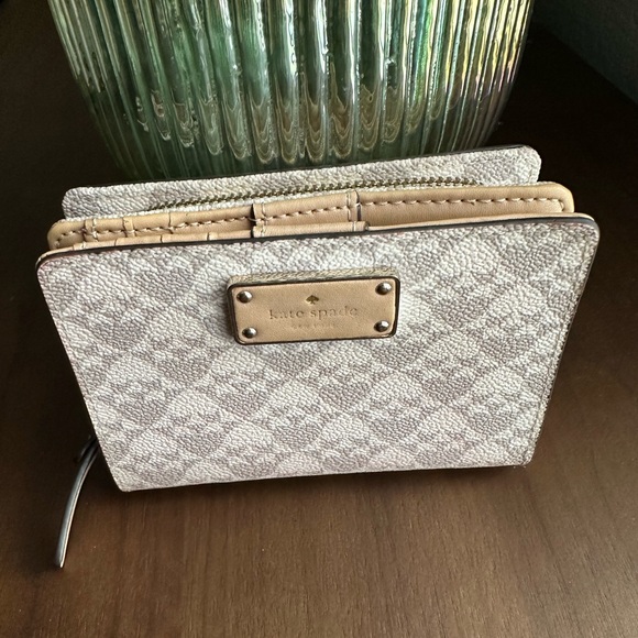 Kate Spade ♠️ Iconic Spade Design Wallet - Picture 2 of 10